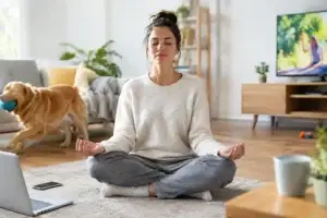 Cómo practicar quieto con distracciones en casa